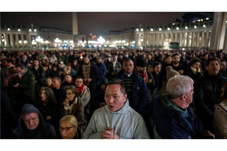 Auf dem Petersplatz beten Tausende Gläubige für den schwer kranken Papst Franziskus den Rosenkranz.