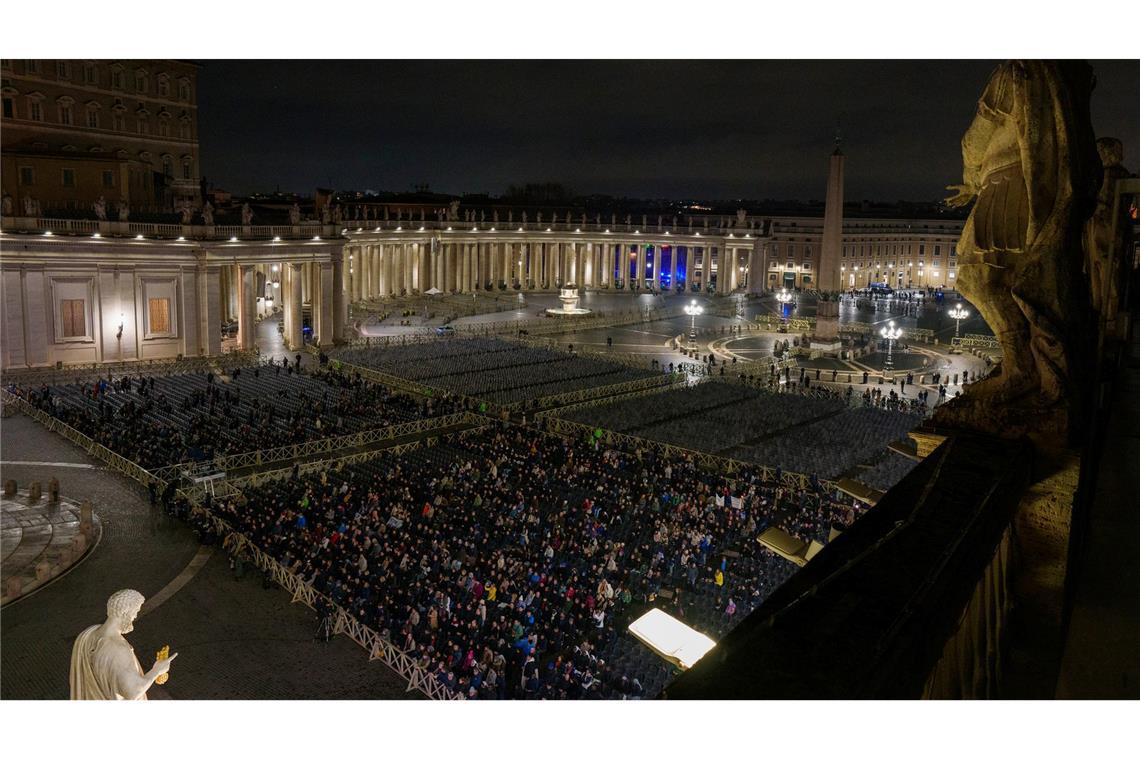 Auf dem Petersplatz wird nun jeden Abend der Rosenkranz für Franziskus gelesen.