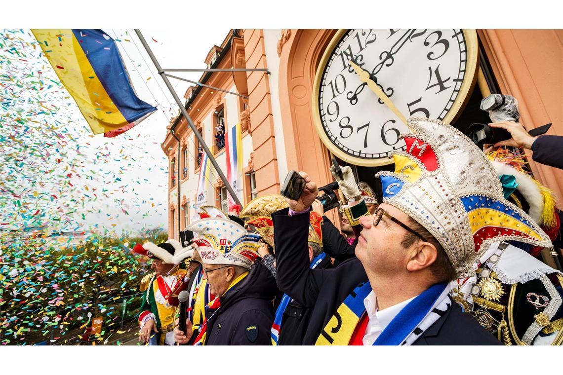 Auf dem Schillerplatz feierten an die 9.000 Närrinnen und Narren bei frischem Wetter.