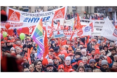 Auf dem Schlossplatz in Stuttgart bietet sich während der Kundgebung ein spektakuläres Bild.