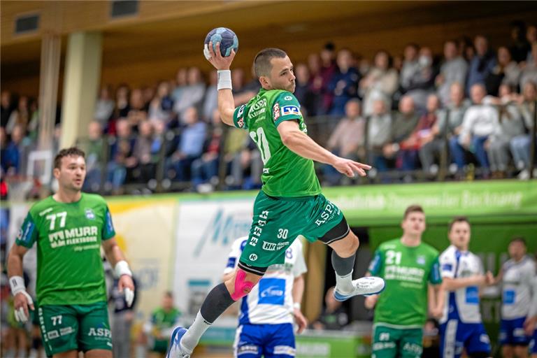 Auf dem Sprung in die Aufstiegsrunde? Philipp Maurer und die HCOB-Handballer sind zumindest in der Poleposition. Foto: Alexander Becher