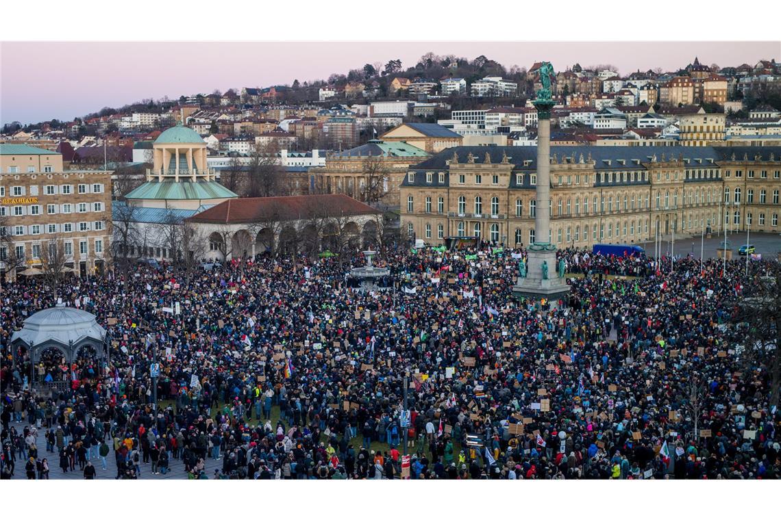 Auf dem Stuttgarter Schlossplatz tummeln sich die Demonstrierenden – die Veranstalter sprachen von 44 000 Teilnehmern.