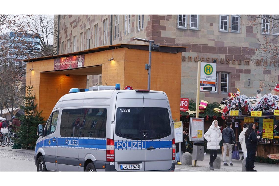 Auf dem Stuttgarter Weihnachtsmarkt zeigt die Polizei Präsenz.