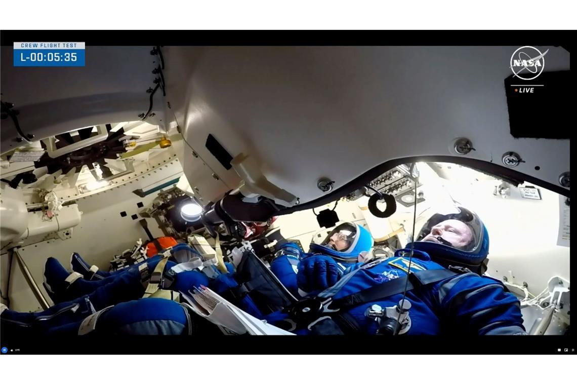 Auf dem von der Nasa veröffentlichten Foto warten die Nasa-Astronauten Butch Wilmore (r) und Suni Williams auf den Start in der Boeing "Starliner"-Kapsel im Space Launch Complex 41. (Archivbild)