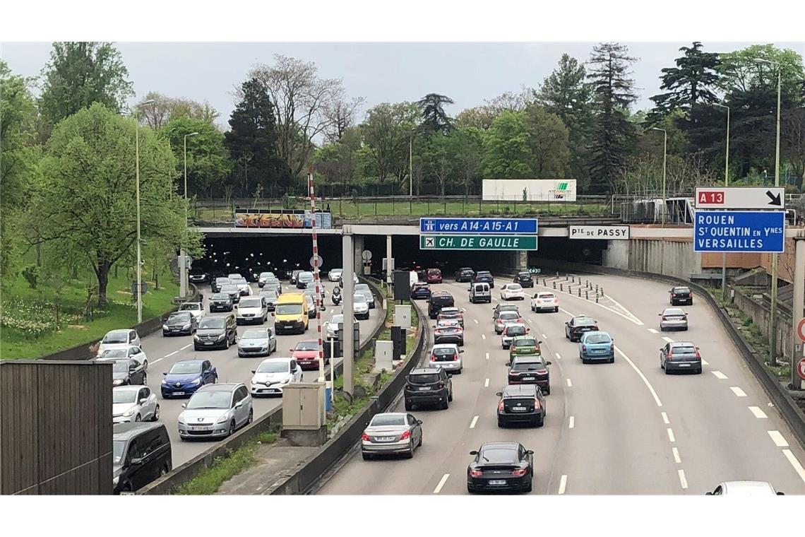 Auf den  Pariser Straßen herrscht stets reger Verkehr – das soll sich ändern.