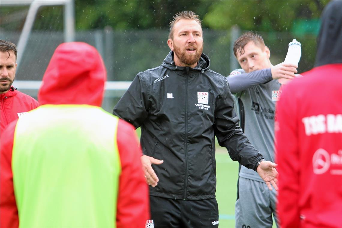 Auf den persönlichen Kontakt mit seinen Spielern muss TSG-Trainer Holger Ludwig derzeit verzichten, klare Vorgaben gibt’s trotzdem.Foto: A. Hornauer