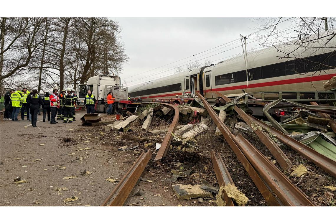 Auf der Bahnstrecke Hamburg-Harburg - Buchholz sind am Nachmittag ein ICE der Deutschen Bahn und ein Sattelzug zusammengestoßen