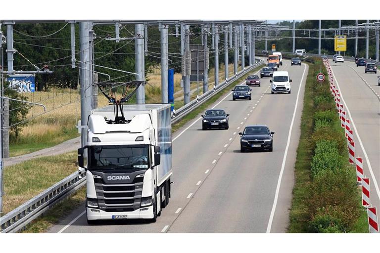 Auf der ·eWayBW· Pilotstrecke fährt ein elektrisch betriebener Oberleitungs-Lastwagen.