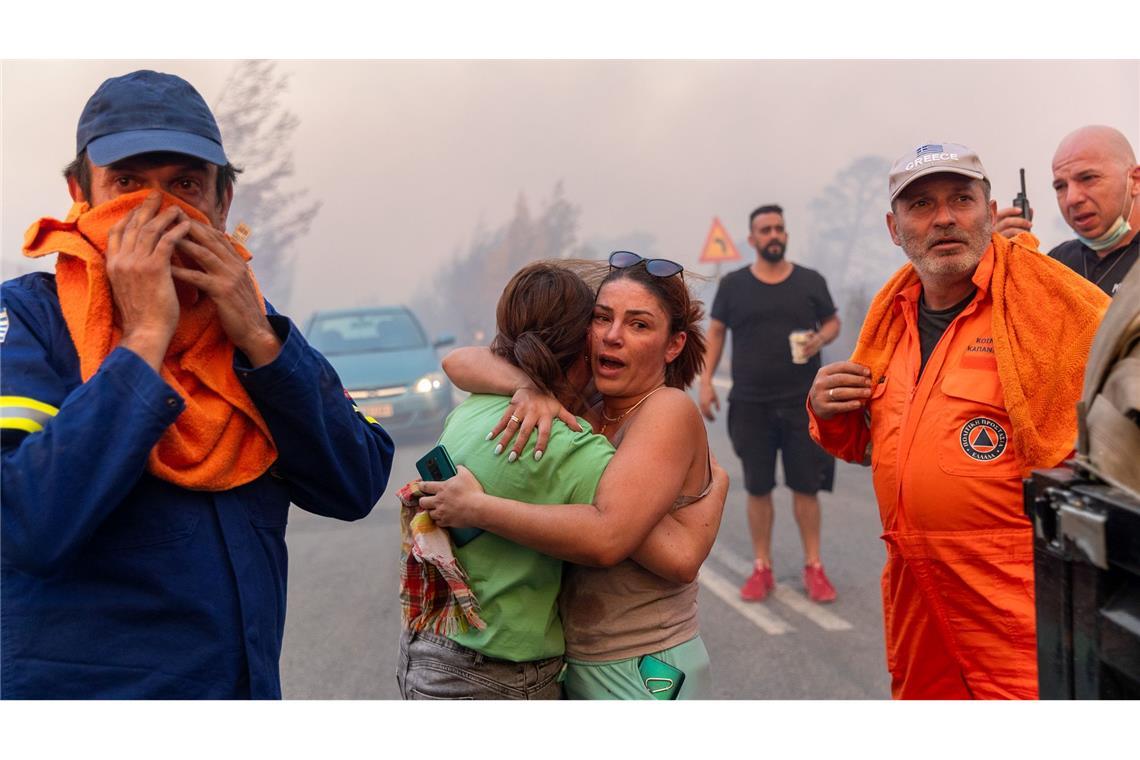 Auf der Flucht vor den Flammen - die Menschen in der Region sind verzweifelt