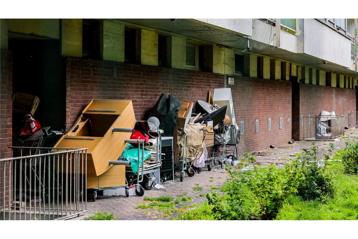 Auf der Rückseite eines Hochhauses an der Ottostraße ist von Hausmeistern eingesammelter Sperrmüll gelagert. (Archivbild)