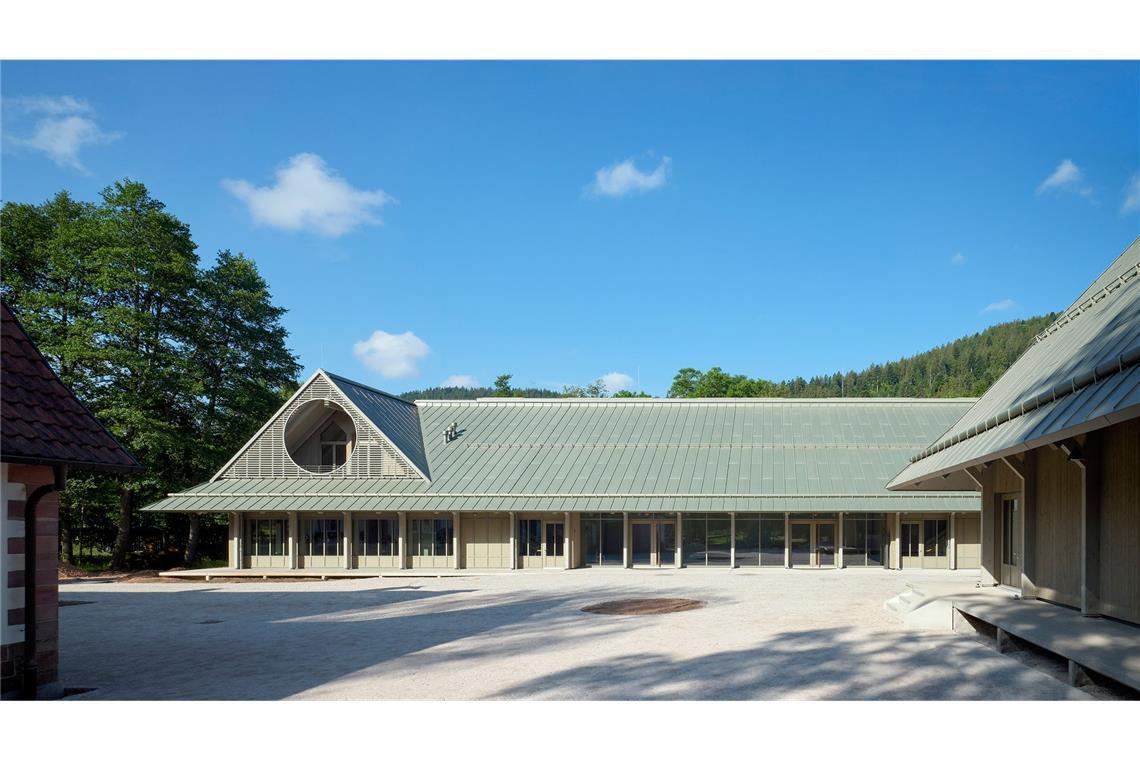 Auf der Shortlist standen fünf Baden-Württemberg-Projekte.   Thomas Kröger Architekten aus Berlin haben die Heimschule des Therapiezentrums Osterhof, Baiersbronn, im Schwarzwald entworfen. Das Schulensemble wurde aus der Faszination für die großvolumigen Ein-Dach-Höfe der Schwarzwaldregion in der Talaue des Murgtals entwickelt.