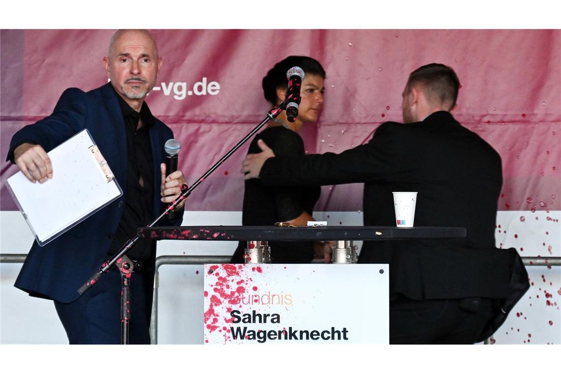 Auf die 55-jährige Wagenknecht  wurde mit einer roten Flüssigkeit gespritzt.