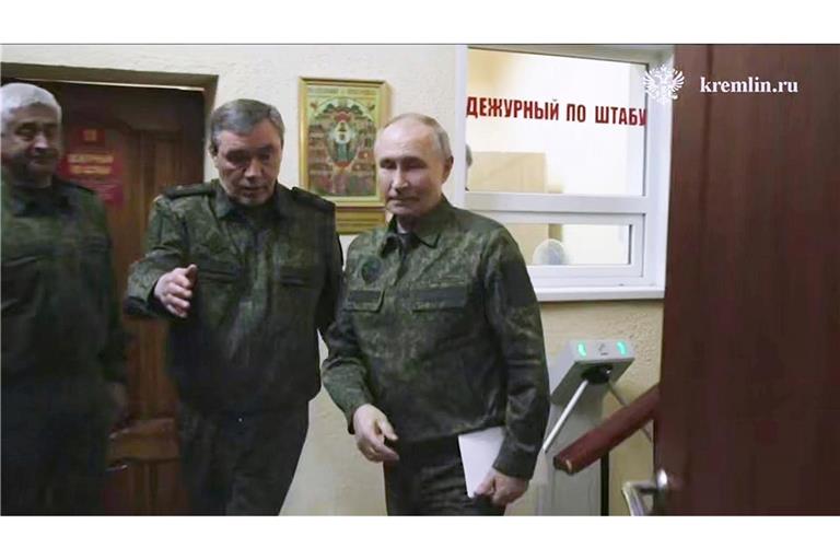 Auf diesem Bild aus einem vom Pressedienst des russischen Präsidenten veröffentlichten Video besucht der russische Präsident Wladimir Putin (r) in Begleitung des russischen Generalstabschefs Waleri Gerassimow das russische Militärhauptquartier in der Region Kursk.