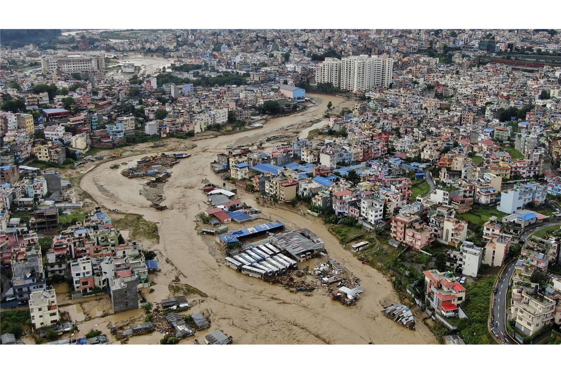 Auf diesem Luftbild des Kathmandutals ist der Bagmati-Fluss zu sehen, der aufgrund starker Regenfälle überflutet ist.