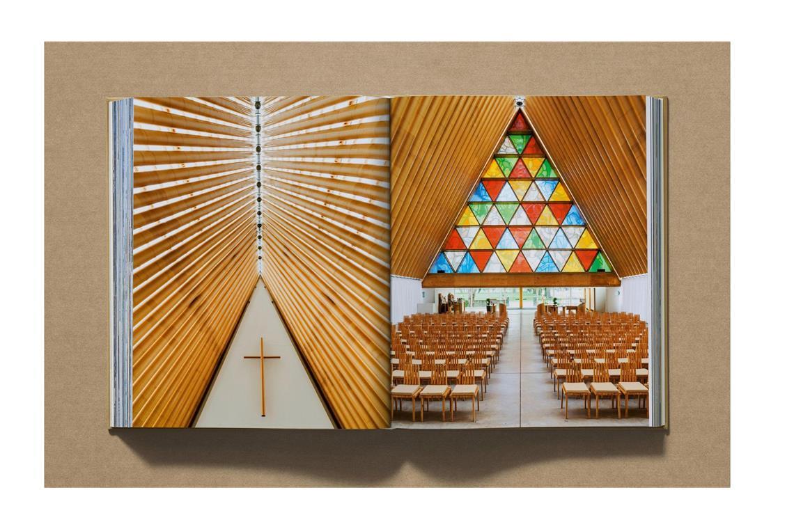 Auf Doppelseiten werden die Projekte (hier die nach einem Erdbeben 2011  als Übergangskirche entstandene „Christchurch“ in Neuseeland) mit Bildern. . .