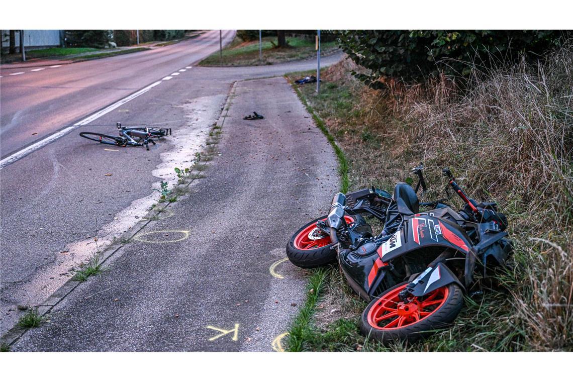 Auf einer Landstraße sind ein Motorradfahrer und ein Radler zusammengeprallt.