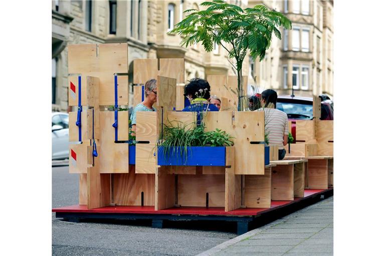 Auf Höhe der Liststraße 29 kann seit Kurzem nicht mehr geparkt, sondern miteinander Zeit verbracht werden. Auf Höhe der Liststraße 29 kann seit Kurzem nicht mehr geparkt, sondern Zeit verbracht werden.