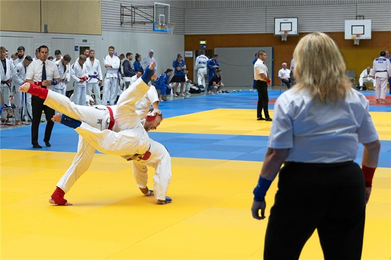 Auf insgesamt drei Matten wurden in der Mörikesporthalle die Landesmeister ermittelt. Dabei gab es immer wieder spektakuläre Würfe und Kämpfe zu sehen. Foto: Alexander Becher