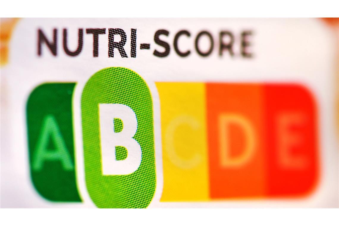 Auf mehr und mehr Packungen ist das farbige Nutri-Score-Logo inzwischen zu sehen, das Supermarktkunden eine Hilfe beim Kauf gesünderer Lebensmittel bieten soll. (Symbolbild)