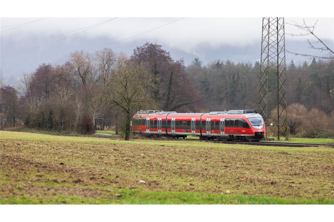 Auf rund einem Drittel des deutschen Schienennetzes können wegen fehlender Oberleitungen keine elektrischen Züge fahren. (Archivbild)