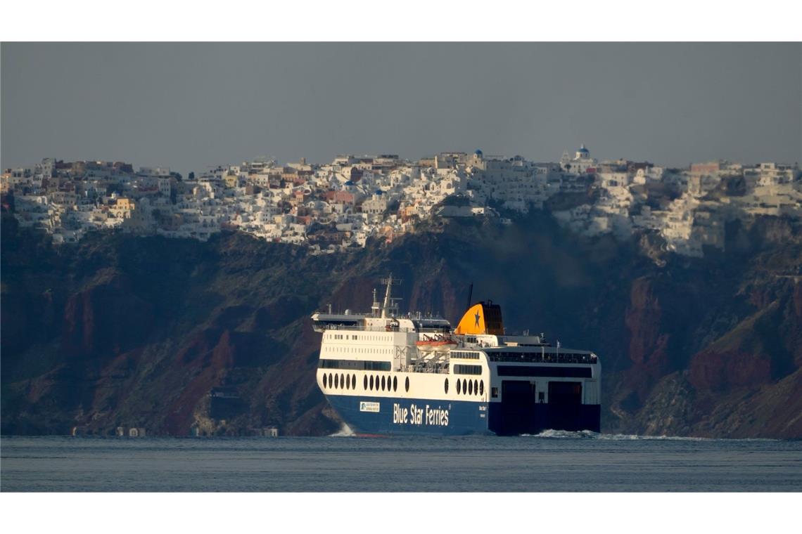 Auf Santorini stehen viele Häuser direkt am Kraterrand. Das kann bei einem starken Erdbeben zum Problem werden. (Archivbild)