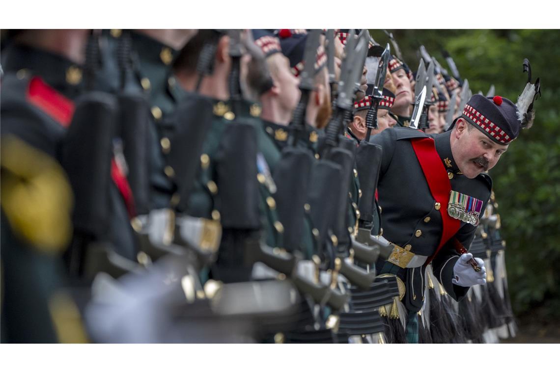 Auf Schloss Balmoral in den schottischen Highlands: Ein Mitglied der Balaklava-Kompanie, 5. Bataillon, des Royal Regiment of Scotland, blickt vor ihrer Inspektion durch König Charles III. bei dessen Ankunft an seiner Sommeresidenz aus der Reihe.