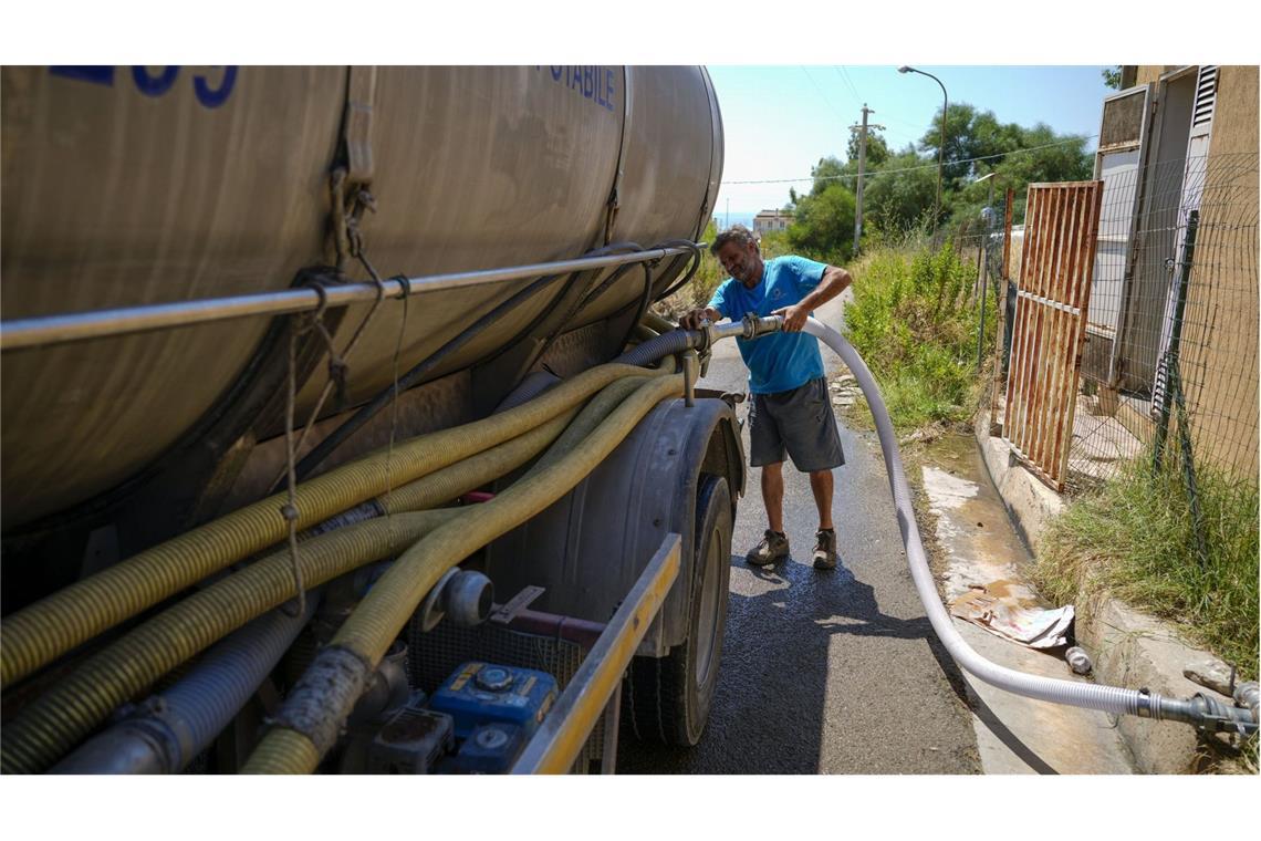 Auf Sizilien bekommen manche Dörfer wegen der Trockenheit das Wasser nur noch aus dem Tankwagen.