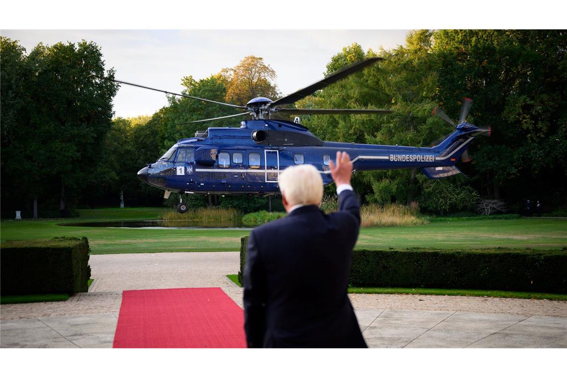 Auf Wiedersehen Präsident Selenskyj: Bundespräsident Frank-Walter Steinmeier verabschiedet den ukrainischen Präsidenten im Schloss Bellevue