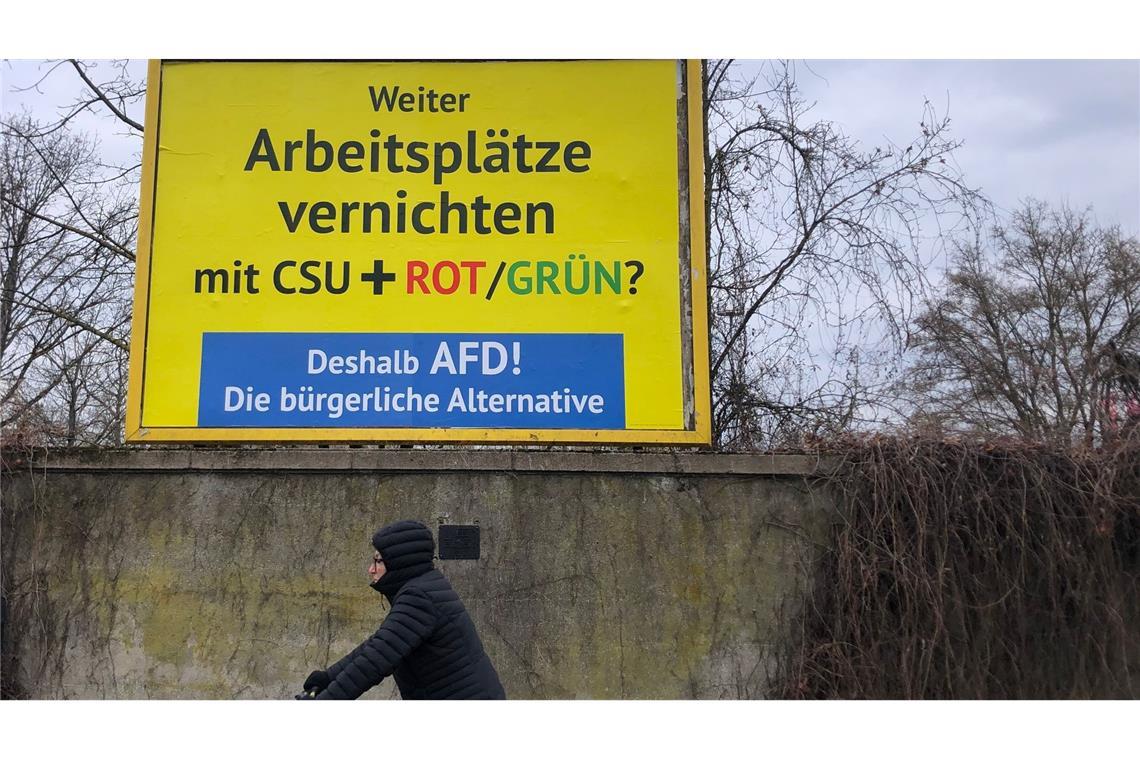 Auffälliges Gelb - mit einer mehr als zwei Millionen Euro teuren Plakatkampagne wirbt ein AfD-Anhänger aus Österreich in ganz Deutschland für die Wahl der Rechten.