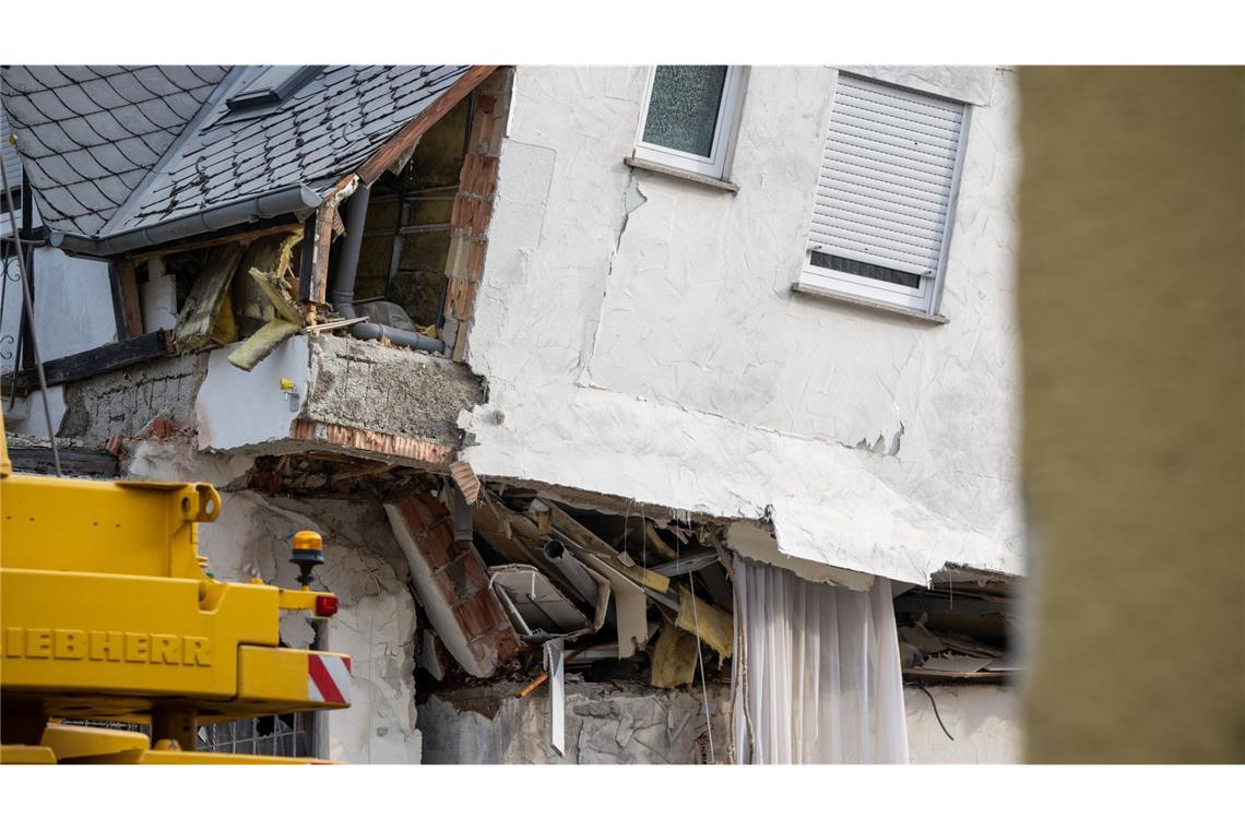 Aufgrund der instabilen Lage des Hauses gestaltet sich die Arbeit der Retter schwierig.