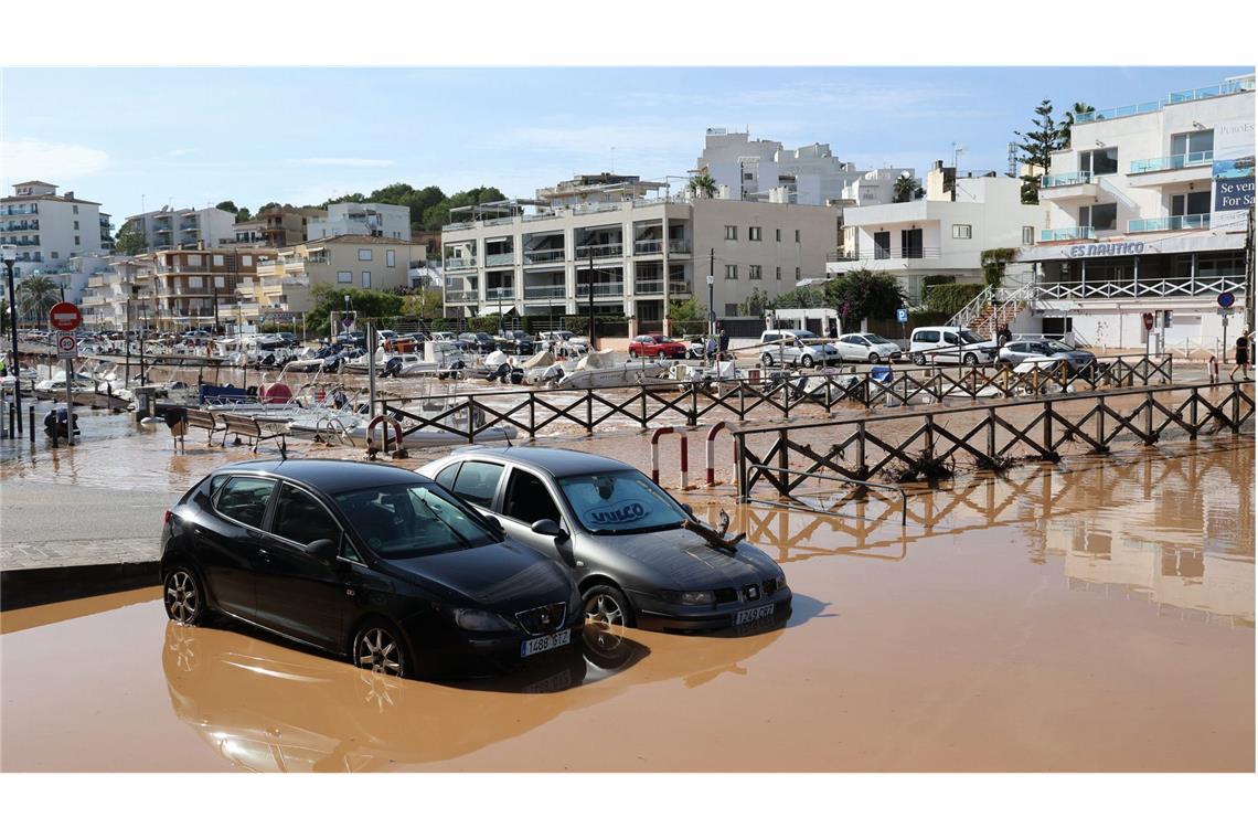 Aufgrund der Regenfälle am Montag ist der Sturzbach von Porto Cristo über die Ufer getreten und hat an seiner Mündung eine Überschwemmung verursacht. Mehrere Autos wurden mitgerissen.