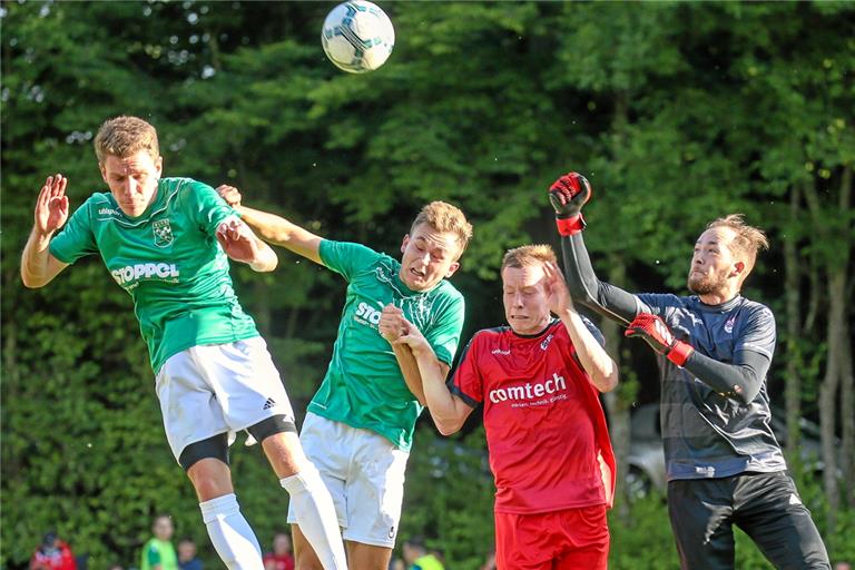 Augen zu und durch: Oppenweilers Marcel Friz (links) und Patrik Koch finden gegen die Allmersbacher Simon Ferber und Dario Nieswandt (rechts) kein Durchkommen. Foto: A. Becher