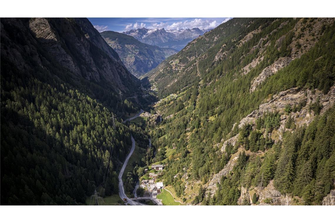 Aus dem abgeschnittenen Saastal in der Schweiz sind Hunderte Menschen mit einer Helikopter-Luftbrücke ausgeflogen worden.