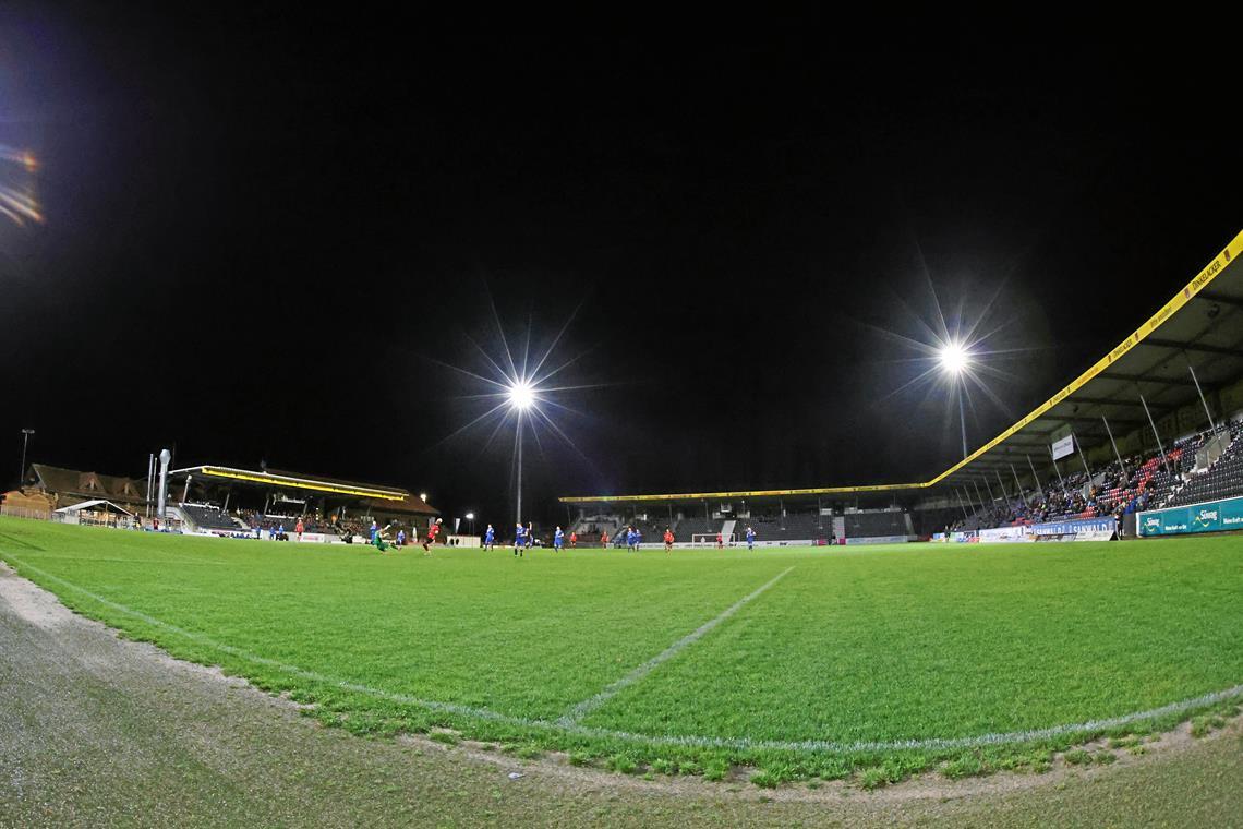 Aus dem Flutlichtspiel gegen Essingen wird nichts, weil der Rasen im Fautenhau unbespielbar ist. Statt am Freitagabend steigt das Heimspiel der SG Sonnenhof nun am Samstagvormittag auf dem Kunstrasen. Foto: Alexander Becher