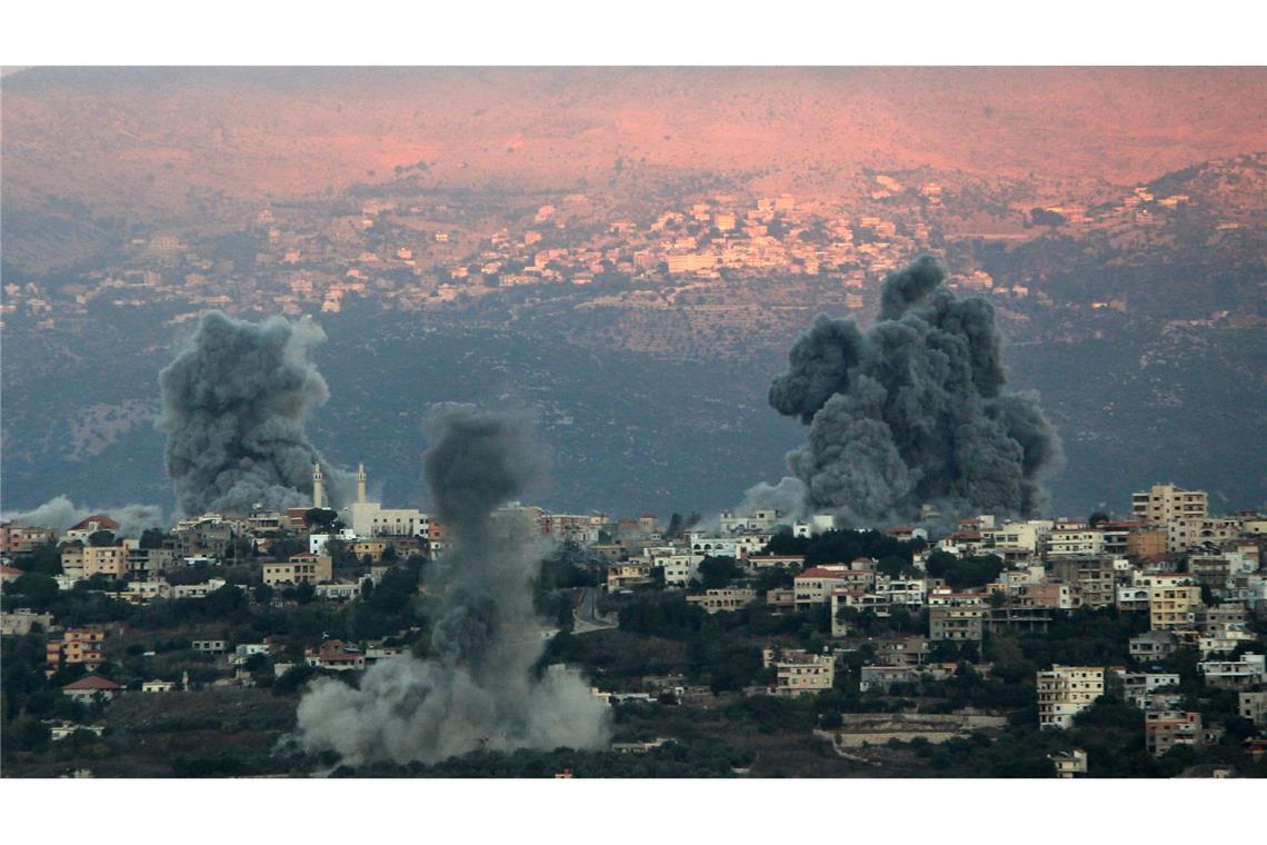 Aus der südlibanesischen Grenzstadt Khiam steigt Rauch nach israelischen Luftangriffen auf.