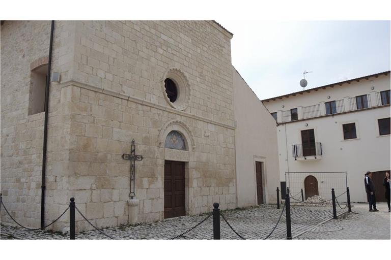 Außenansicht der Ortskirche eines Abruzzen-Dorfes bei L’Aquila. Nach tagelanger Suche wurde ein vermisster deutscher Student in den Abruzzen tot entdeckt.