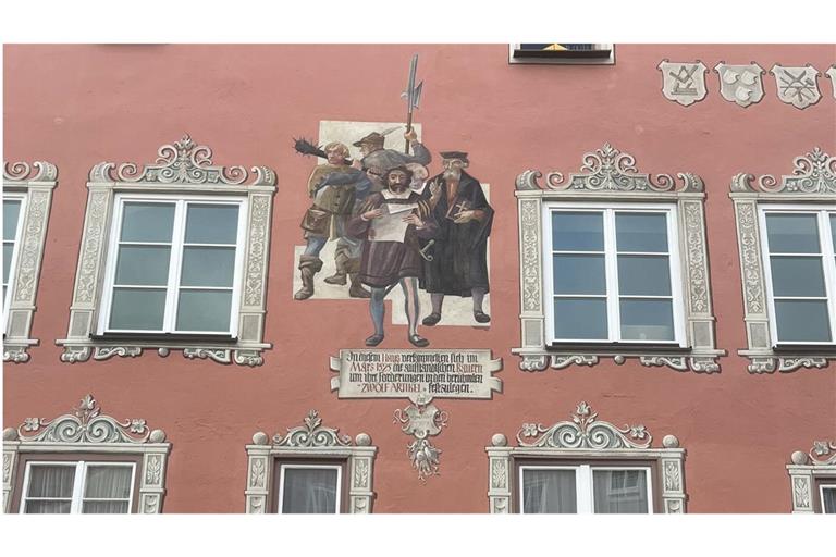 Außenfassade der Kramerzunft in Memmingen: Die Malerei zeigt zwei bewaffnete Bauern, den Prediger Christoph Schappeler und den  Feldschreiber des Baltringer Haufens, Sebastian Lotzer.