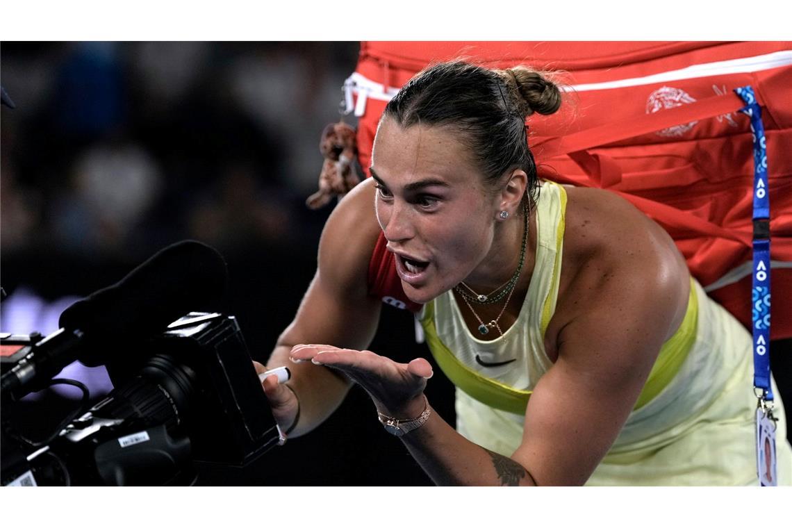 Australian Open: Aryna Sabalenka schreibt nach ihrem Sieg ein Autogramm auf eine Fernsehkamera