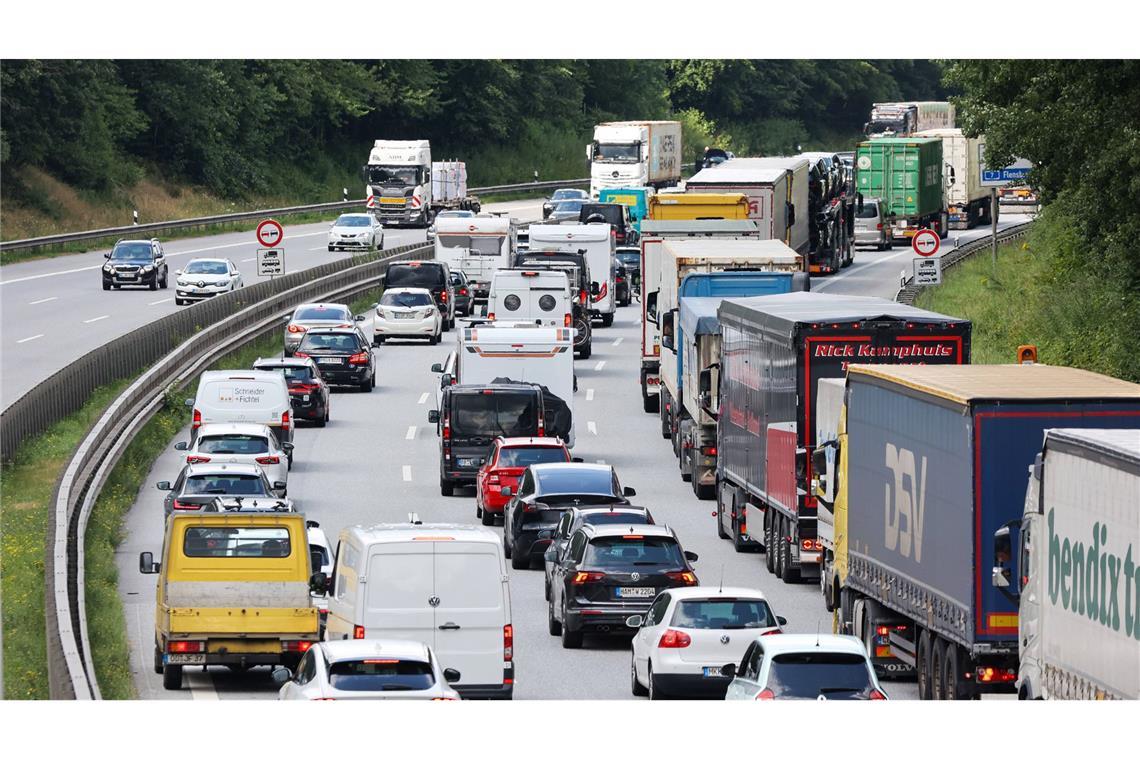 Autofahrer sollten am kommenden Wochenende Geduld mitbringen.(Symbolbild)