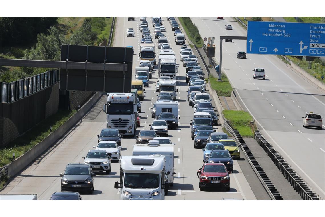 Autofahrer sollten am Wochenende Geduld mitbringen.(Symbolbild)