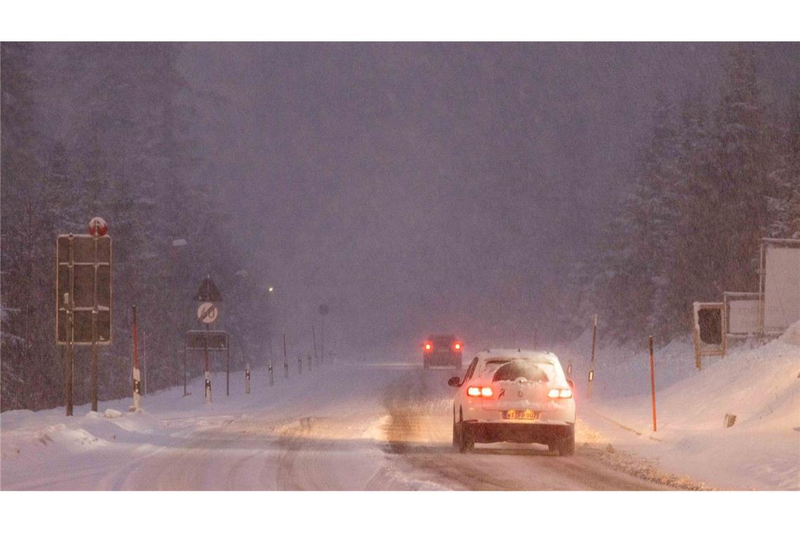 Autos fahren im Schneetreiben auf der B500 nahe Feldberg-Bärental.