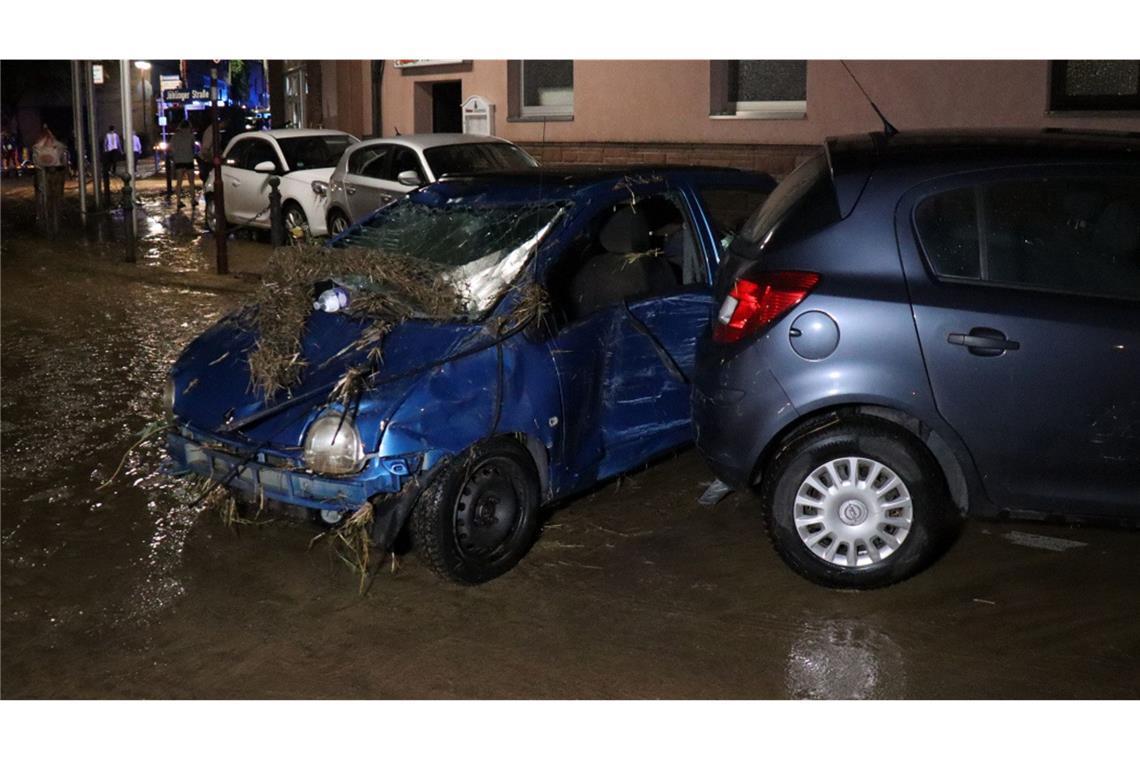 Autos hielten den Wassermassen nicht stand.