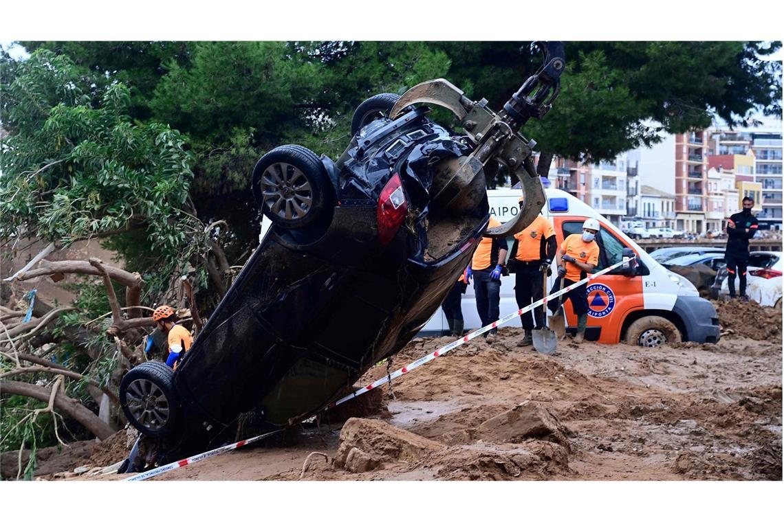 Autos müssen mühsamen aus dem Schlamm geborgen werden.