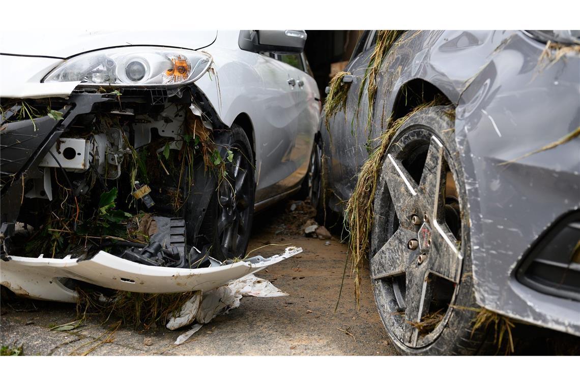 Autos nach dem Unwetter in dem Trendelburger Stadtteil Gottsbüren.