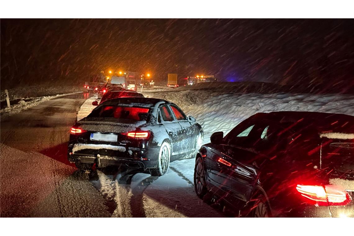 Autos stauen sich im Schneetreiben und Glätte  im Landkreis Biberach.