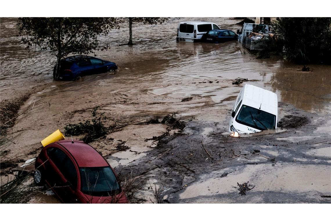 Autos und Bäume wurden bei den Überschwemmungen wie Spielzeug mitgerissen.