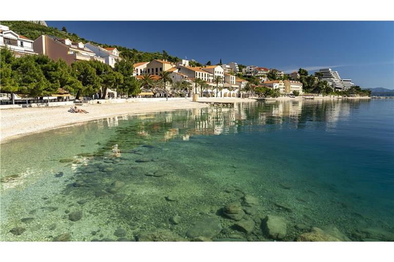 Azurblaues Wasser, weiße Kiesstrände, historische Sehenswürdigkeiten: Das ist die Makarsksa Riviera  mit Podgora (hier im Bild). Doch seit der  kroatische Touristenort von Regenmassen überschwemmt wurde, herrscht hier der  Ausnahmezustand.