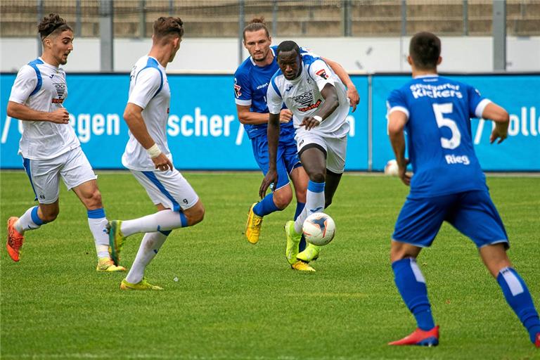 Baba Mbodji (beim Schuss) wird nun für die TSG Backnang am Ball sein. Foto: Imago