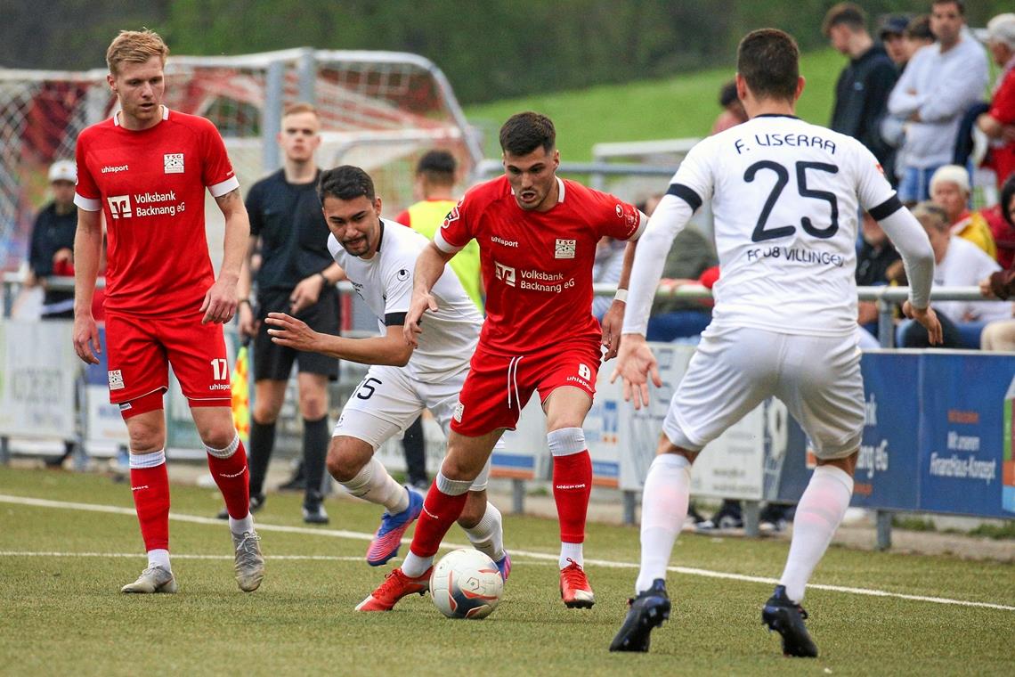 Backnangs Flügelflitzer Mert Tasdelen (am Ball) ließ die Villinger Gegenspieler oftmals alt aussehen und traf auch zweimal. Foto: A. Becher