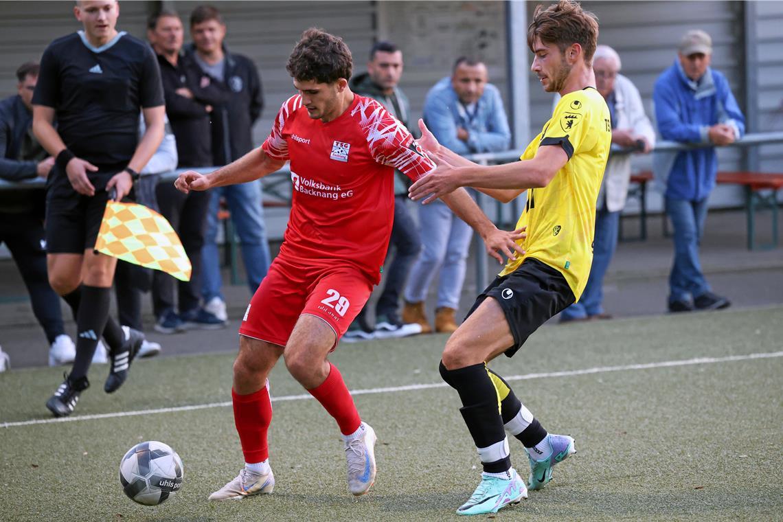 Backnangs Mannschaft um Raphael Terpsiadis (links) muss viel tun, um sich Außenseiter Frommern zu erwehren. Foto: Alexander Hornauer